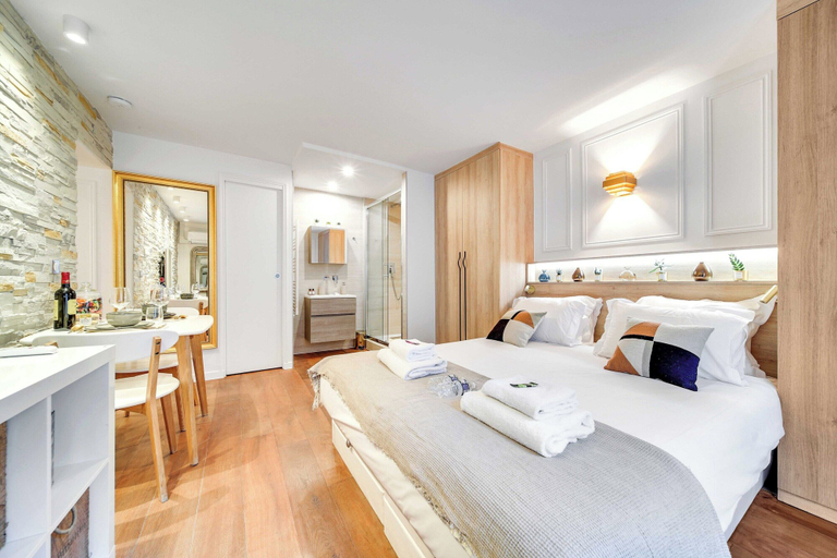 Bedroom 4, Amazing Historical Parisien Studio Next TO Louvre Area ! - 2, Paris