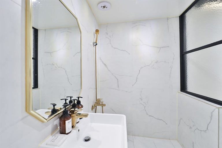 Bathroom 4, NO.25, Nam