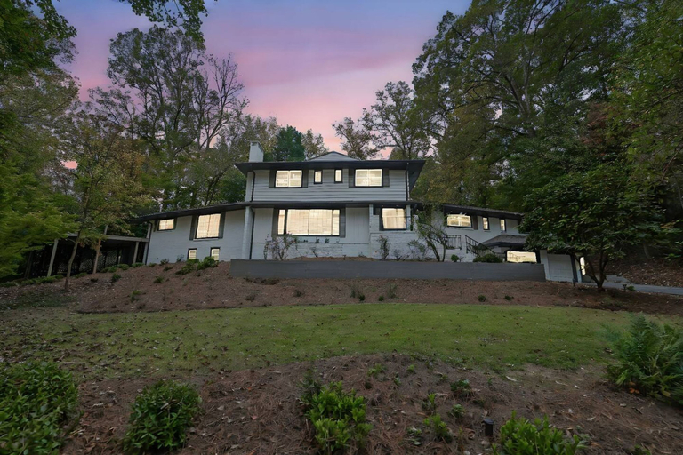 Room 3, Luxury 7BR Buckhead Oasis w Pool Gameroom Firepit, Atlanta