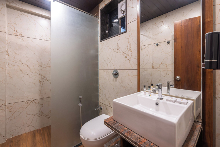 Bathroom 4, Lemon Wood Suites, Pune