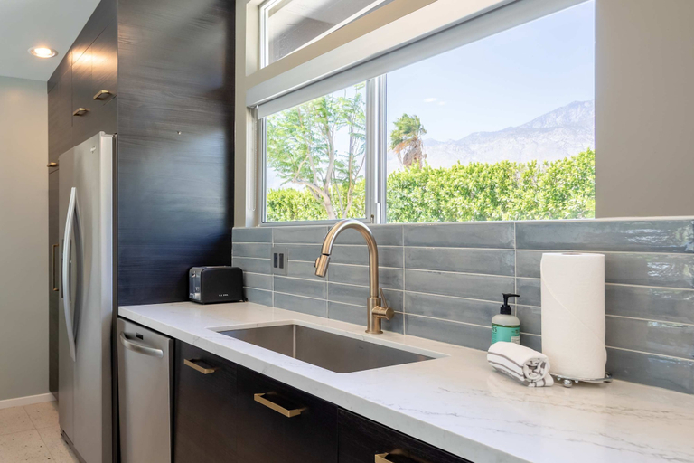 Private kitchen 3, Lux Desert Retreat 4BR Pool Spa Stunning Views, Riverside