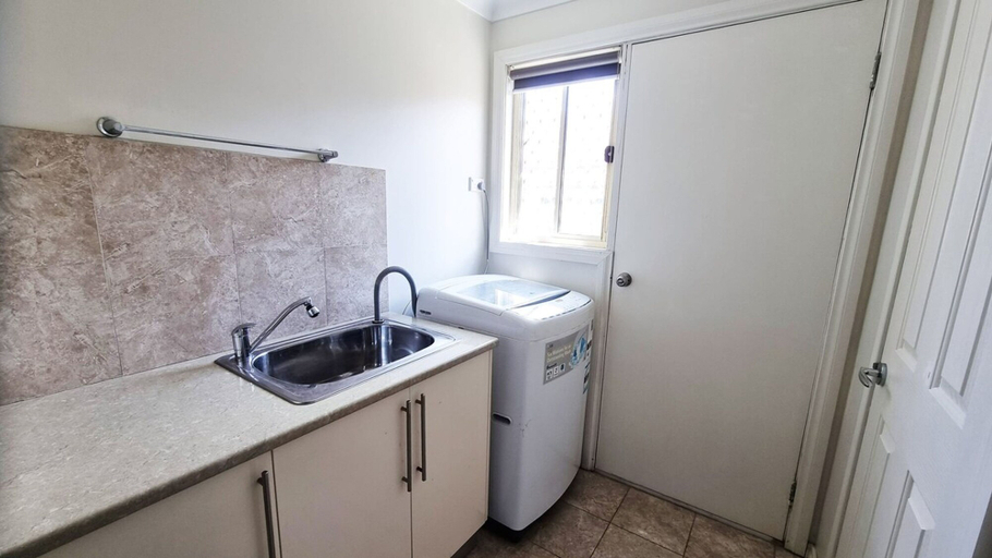 Room 3, St Albans House - Spacious and Modern Home, Melbourne
