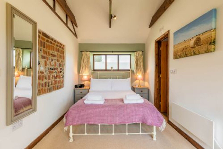 Room 4, Host Stay Woodfalls Barn, Norfolk