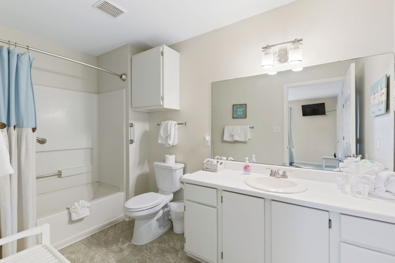 Bathroom 4, Colony Club H6, Baldwin