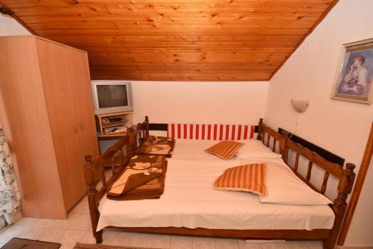 Bedroom 2, Malovic