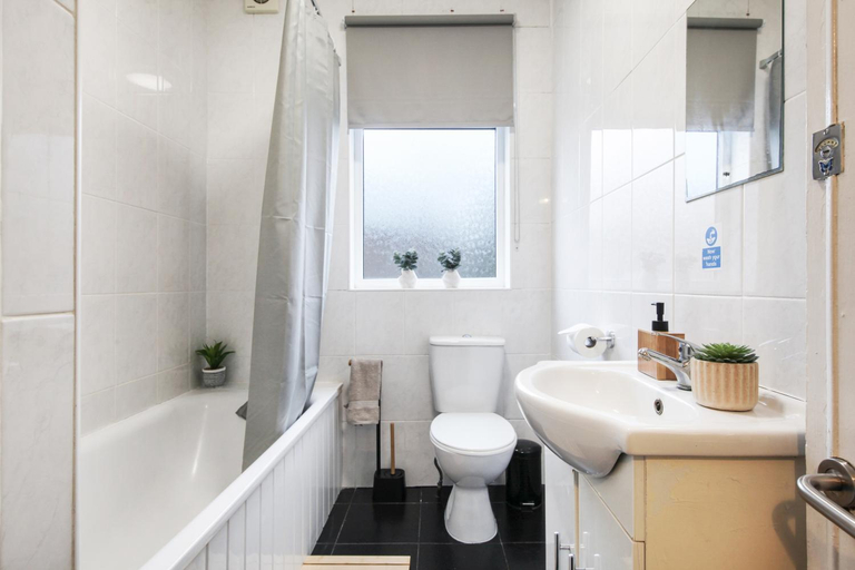 Bathroom 5, West Ealing Hububb Stay, London