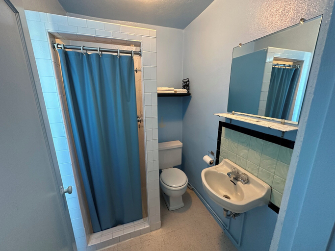 Bathroom 3, Maverick Motel and Glamp Ground, Colfax