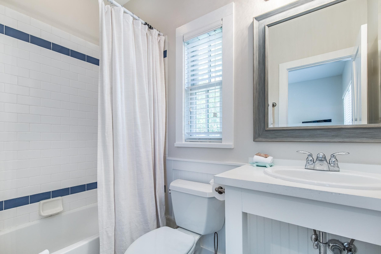 Bathroom 3, The Brown Pelican, Walton