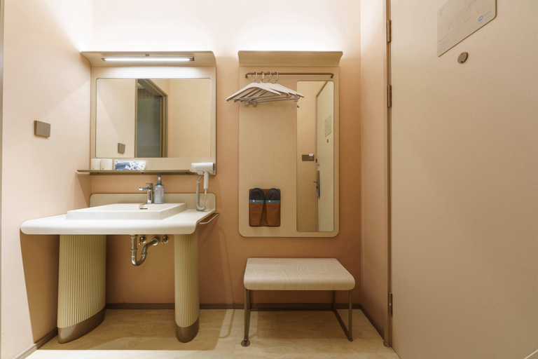 Bathroom 3, HanTing Hotel (Dalian Airport Jinsanjiao), Dalian