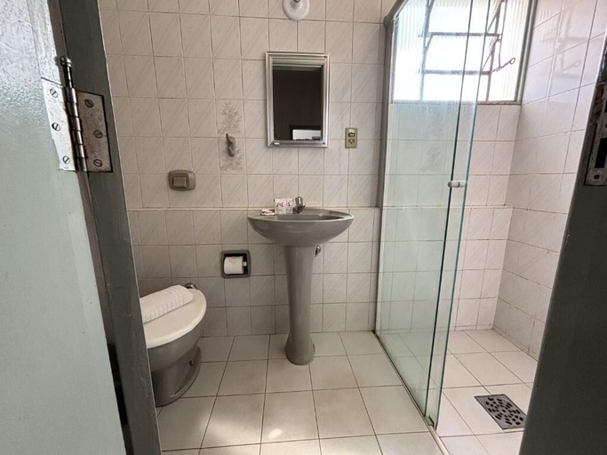 Bathroom 3, Hotel Carlton Imbiara Express, Araxá
