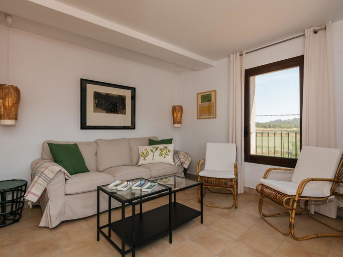 Dining 2, Cottage in Castellnou With Forest Trails, Barcelona