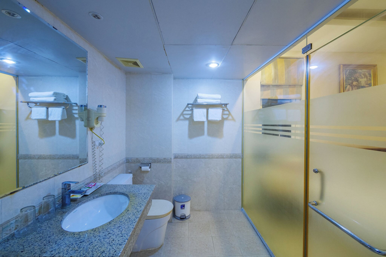 Bathroom 3, Ngan Ha Hotel, Long Biên