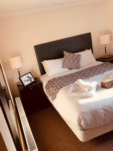 Bedroom 2, The Swan Hotel, South Gloucestershire