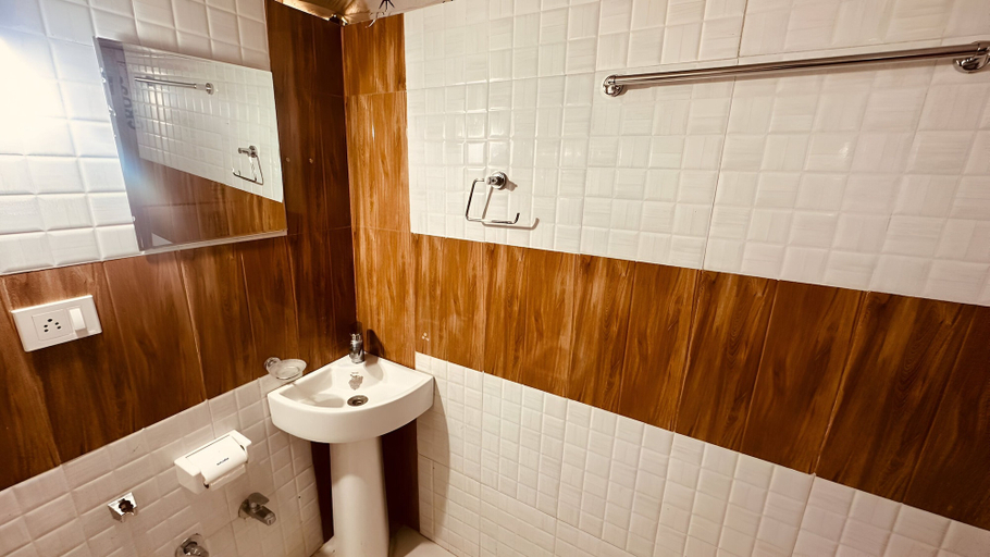 Bathroom 3, Hollywood Camps and Restaurant Bir, Kangra