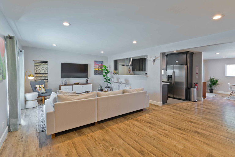 Room 2, Modern Home w Private Pool Spa Pets Welcome, Riverside