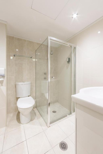Bathroom, ibis Styles Canberra, Canberra