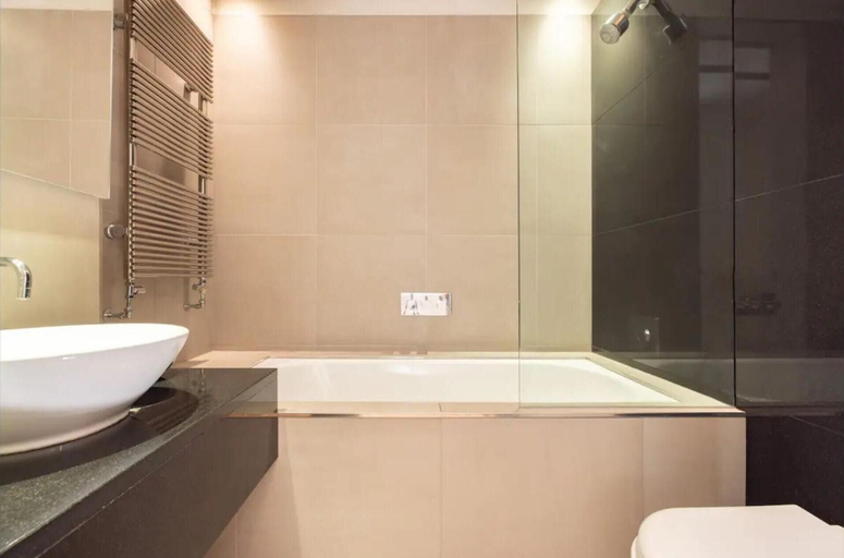 Bathroom 2, 3 Bed Apartment Sleeps 6 - Pet-friendly, Wi-fi, London