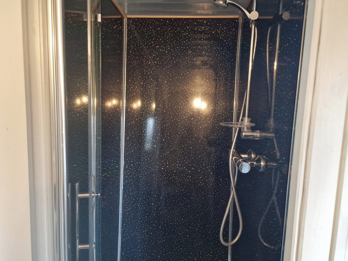Bathroom 5, Glan yr Afon Dau - Relax, Recuperate, Hot Tub, Powys
