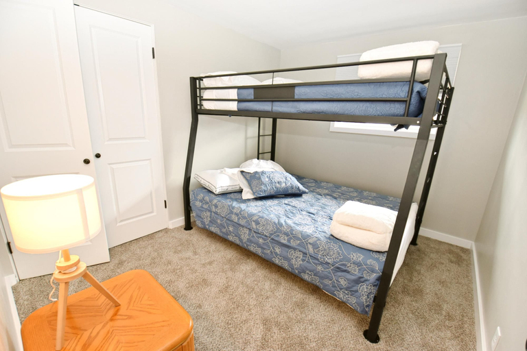 Room 5, Modern Home Just Mins to Notre Dame 52723, Saint Joseph