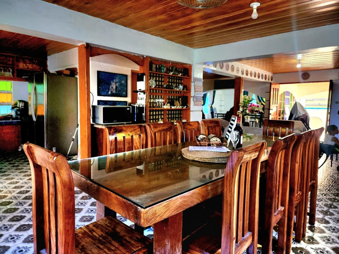 Dining 5, 3 Bed House - Sleeps 20 - Pets - Pool - Garden, Aringay