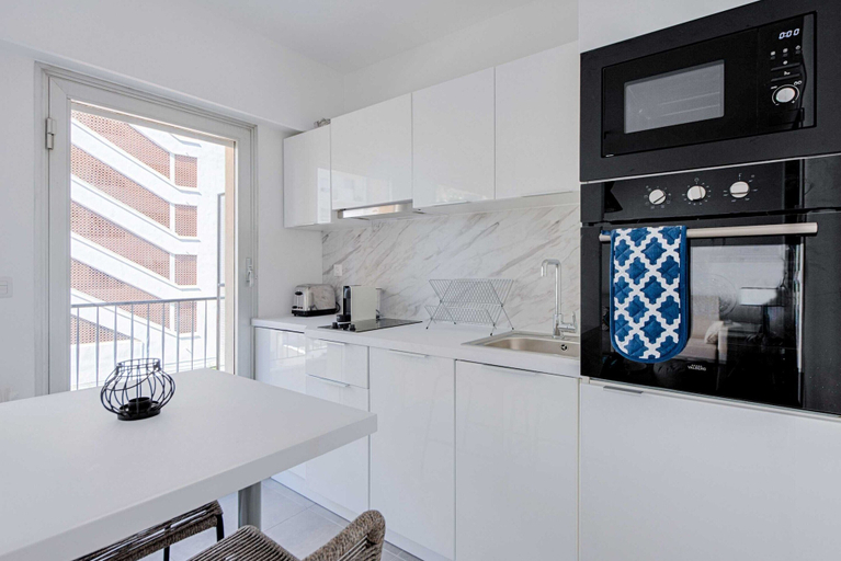 Private kitchen 3, Beautiful Flat With Balcony - 200m From the Beach, Alpes-Maritimes