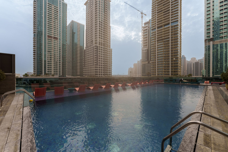 Room 2, Modern Living w Premium Amenities Close to Marina, Dubai