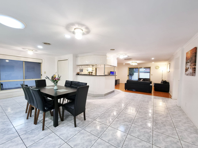 Room 5, 5 Bedrooms Spacious Home, Melbourne