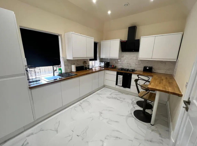 Private kitchen 4, 3 Bed - Sleeps 7 - Free Parking - Central Location, Glasgow