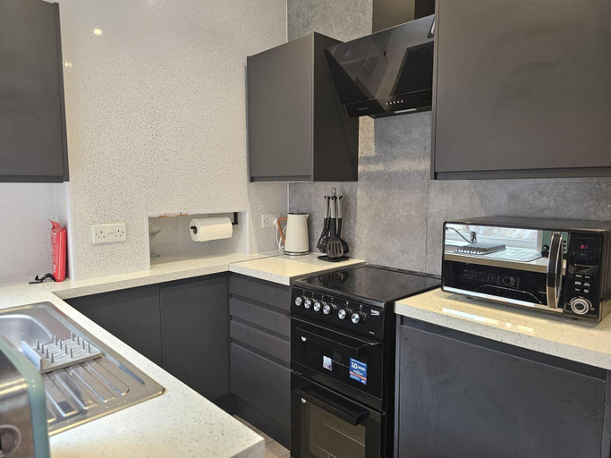 Private kitchen, 2 Bed House - Sleeps 5 - Garden - Parking - Wifi, Leicester