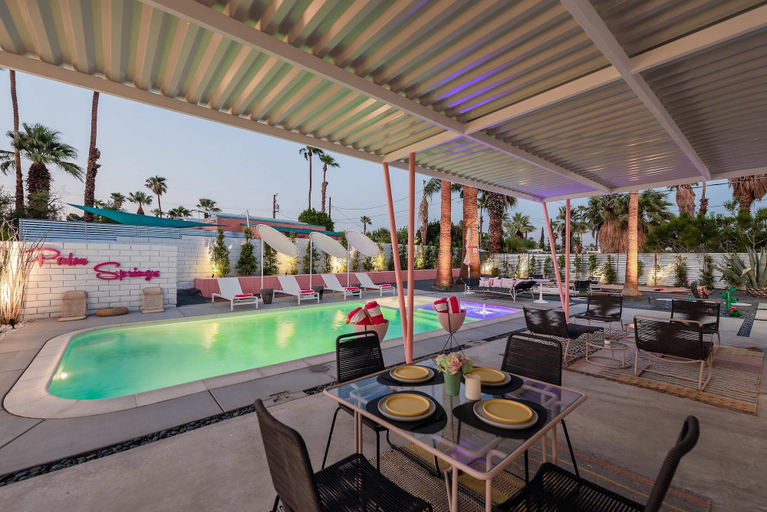 Room 2, Retro Chic Oasis Saltwater Pool Spa Mnt Views, Riverside