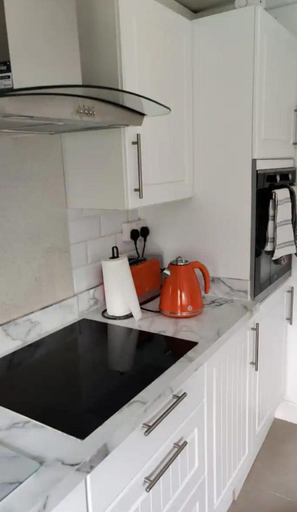 Private kitchen 5, 4 Guests - 10min Airport - N E C - Jaguar, Solihull