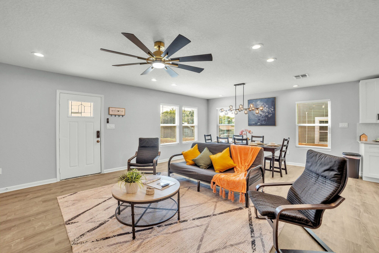 Room 3, Spacious Homey 4BR 3BA w Amenities Near Downtown, Bexar