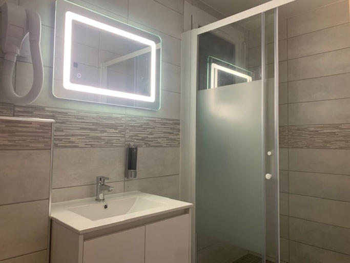 Bathroom 3, Val Hôtel Montbéliard Sud, Doubs