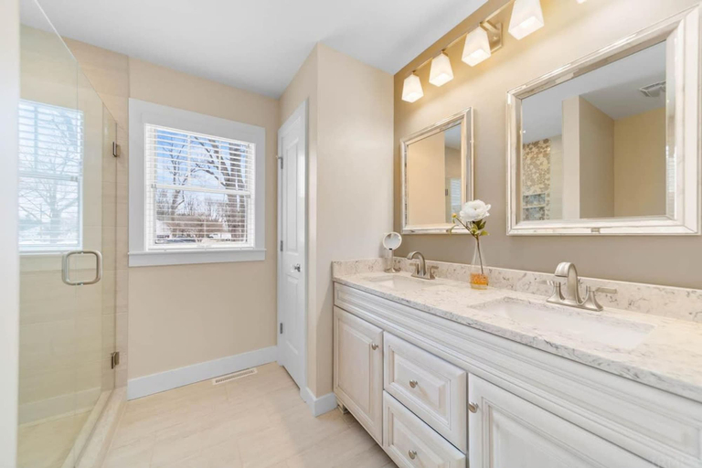 Bathroom 4, Modern Home Just 10 Mins to Notre Dame 18384, Saint Joseph