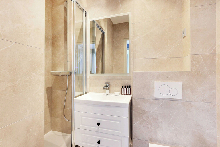 Bathroom 2, Amazing 2bd/6p apt With A/C - Bastille, Paris