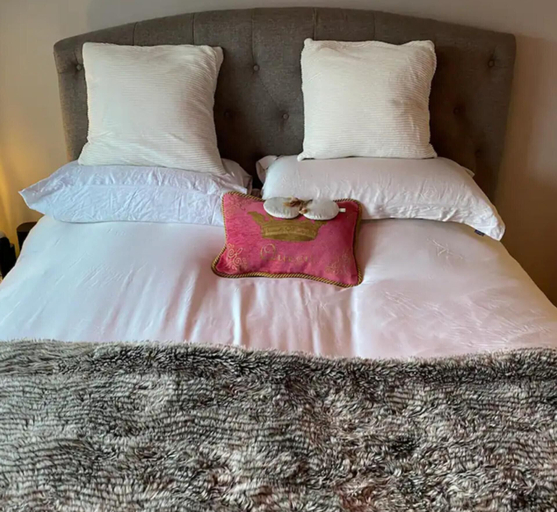 Room 3, Luxury Central Hale Living, Trafford
