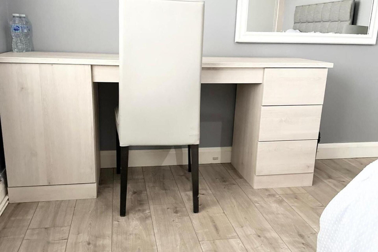 Interior 2, 4 Bed House-Garden-Parking-15 min Elizabeth Line, London