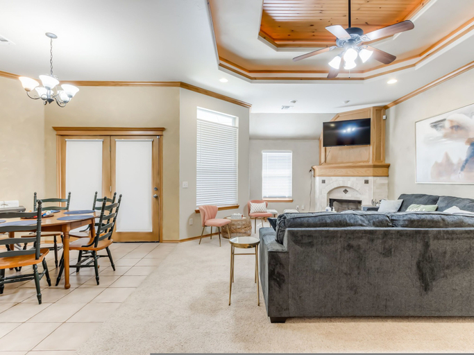 Room 5, 5-bedroom With 6 Beds for Social Gathering, Oklahoma