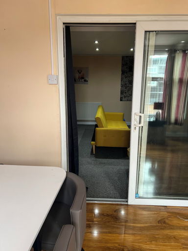 Room 4, Cozy Basildon Retreat With 3 Bedrooms Free Parking, Essex