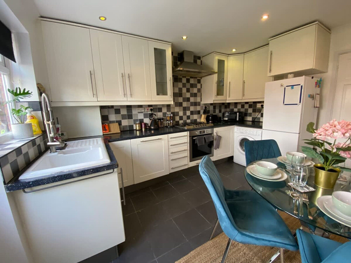 Room 2, Host Stay Cotman Close, Milton Keynes
