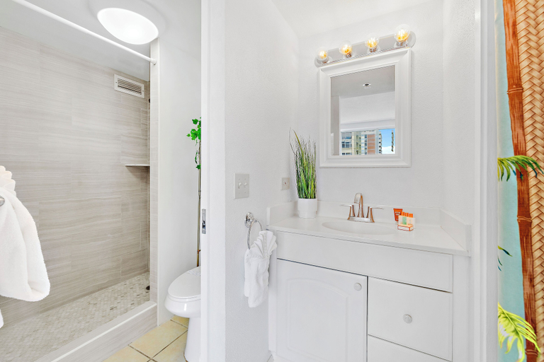 Bathroom 3, Cozy Studios at Aloha Surf Close to Waikiki Beach, Honolulu