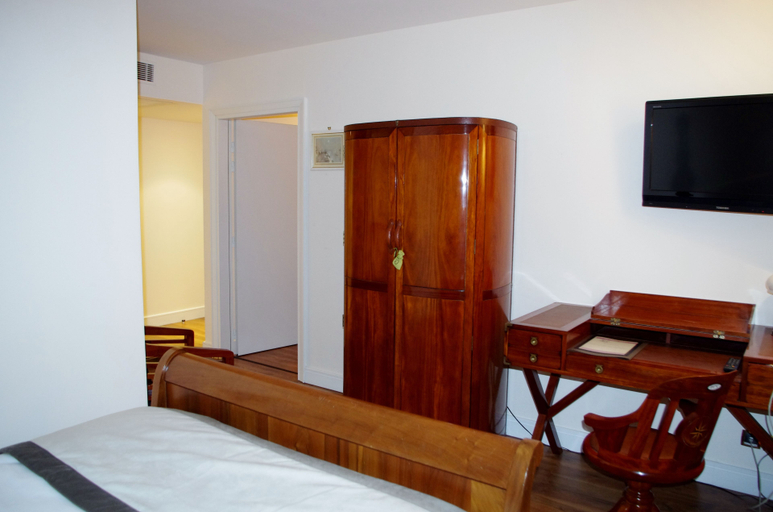 Room 3, Le Place Neuve, Rhône