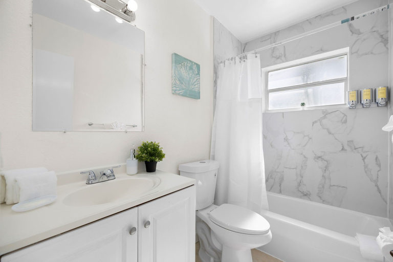 Bathroom 3, Sunset Inn - Hallandale Beach, Broward