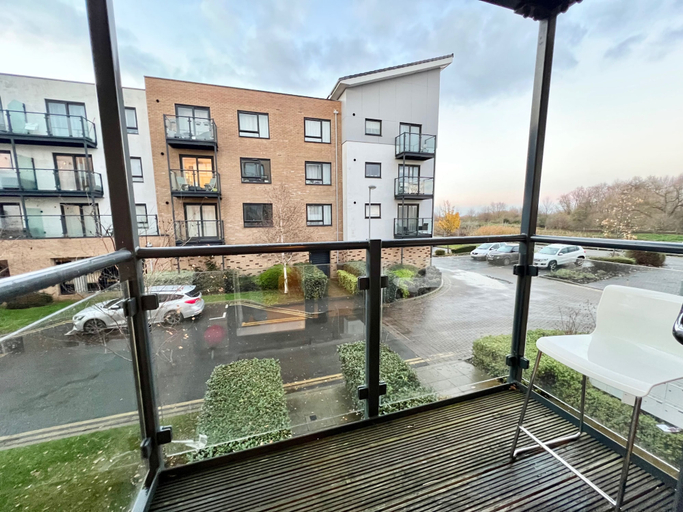 Property grounds 3, Modern 2-bed Dartford - Free Parking & Fast Wifi, Kent