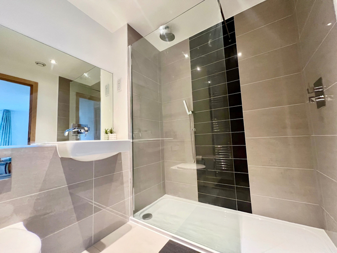 Bathroom 2, Modern 2-bed Dartford - Free Parking & Fast Wifi, Kent