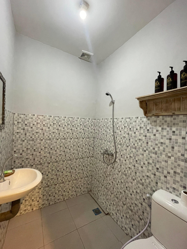 Bathroom 3, Griya Buda Guest house, Gianyar