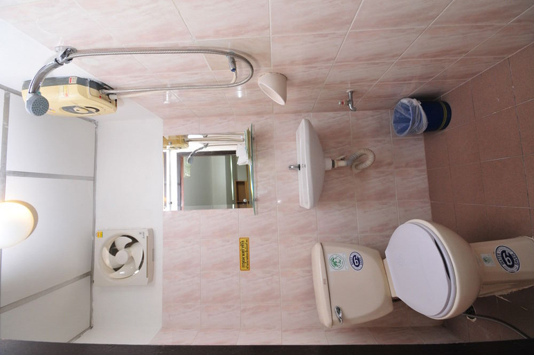 Bedroom 4, Beerapan Hotel, Thon Buri