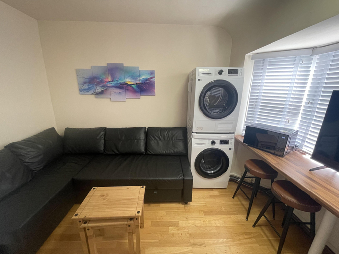 Others 5, Cosy Heathrow Apartment With 2 Bedrooms, London