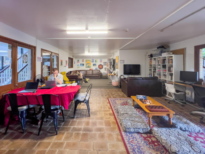 Food & Drinks 2, Somewhere To Stay Backpackers, West End