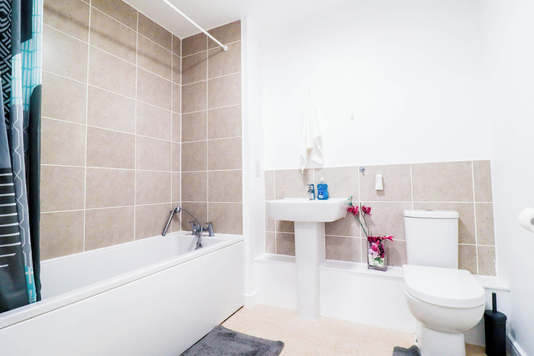 Bathroom 3, 2 Bedrooms Apartment in Dartford, Kent